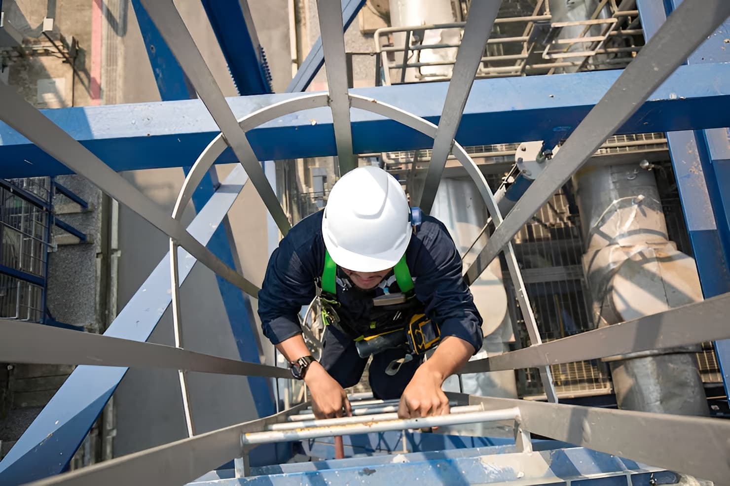 Montajes Industriales Seguros: Protocolos y análisis de riesgos 2025
