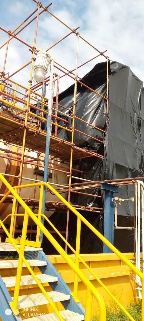 Andamiaje montado sobre equipos de proceso en planta petroquímica