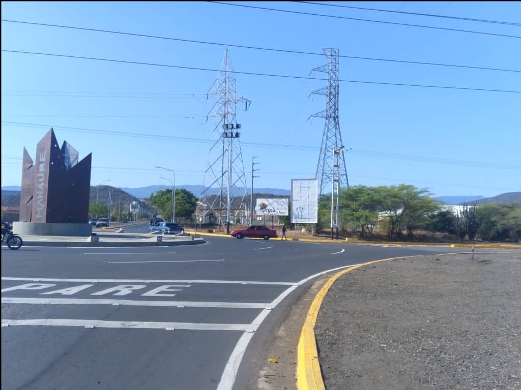 Acabado de la superficie asfáltica sobre la calzada terminada