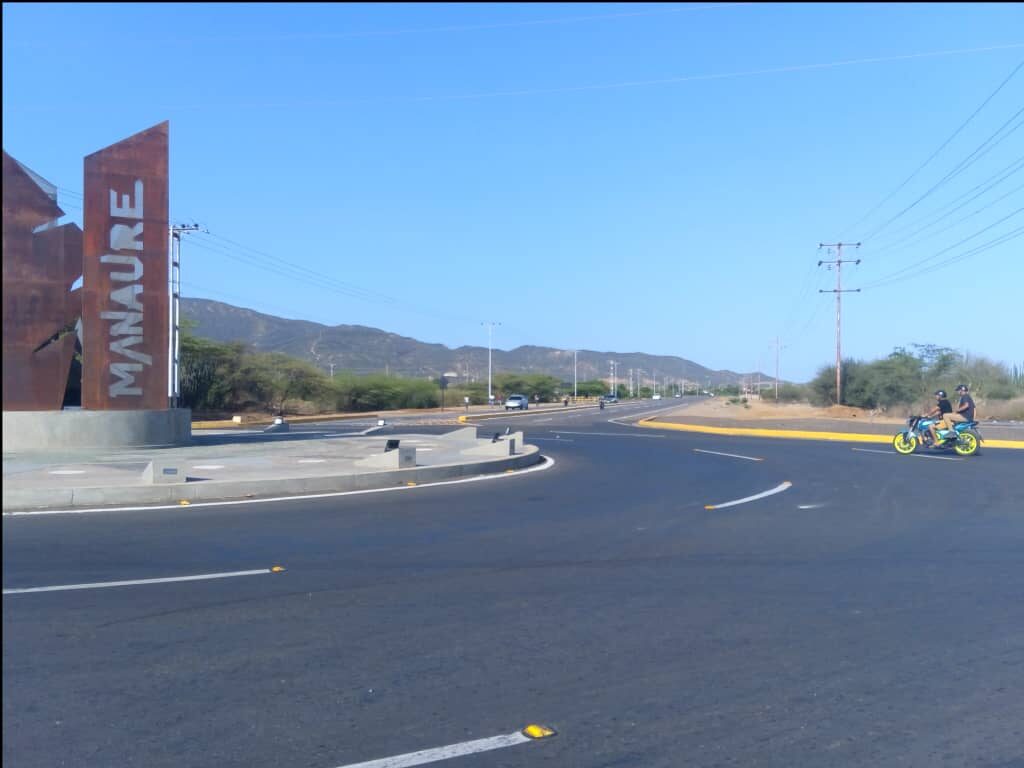 Vista general de la vía concluida con demarcación e iluminación instalada