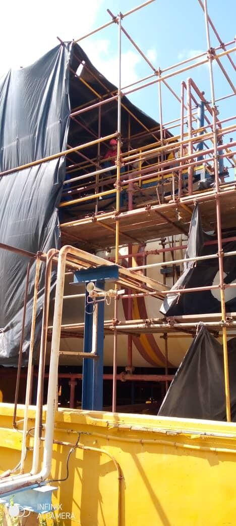 Encapsulado con lona para trabajos de limpieza con chorro abrasivo sobre equipo de planta