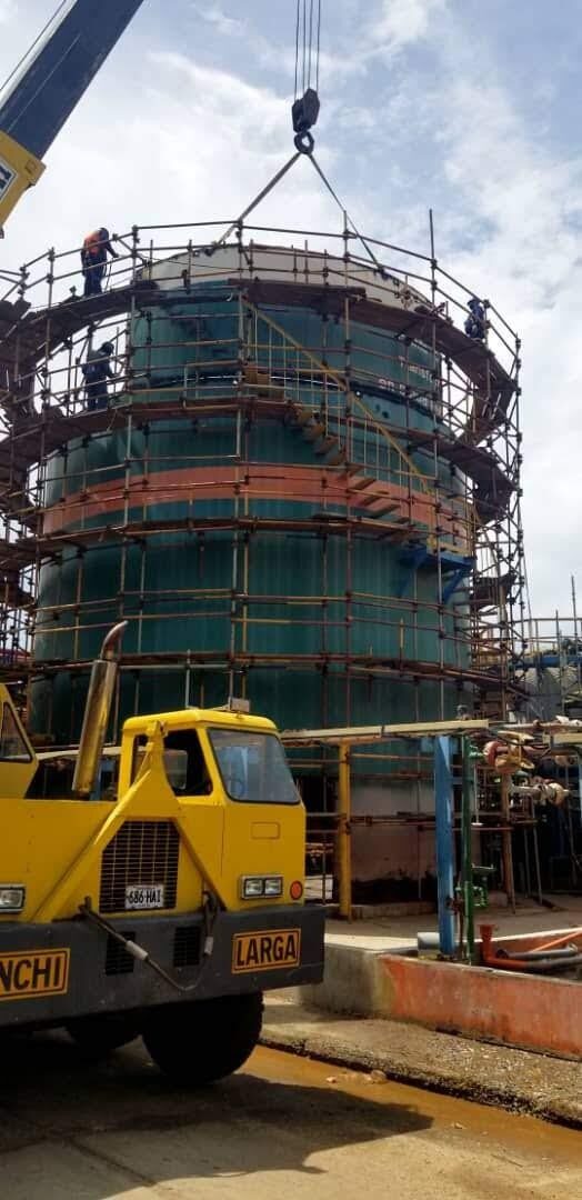 Estructura metálica y andamiaje en área de proceso durante trabajos nocturnos