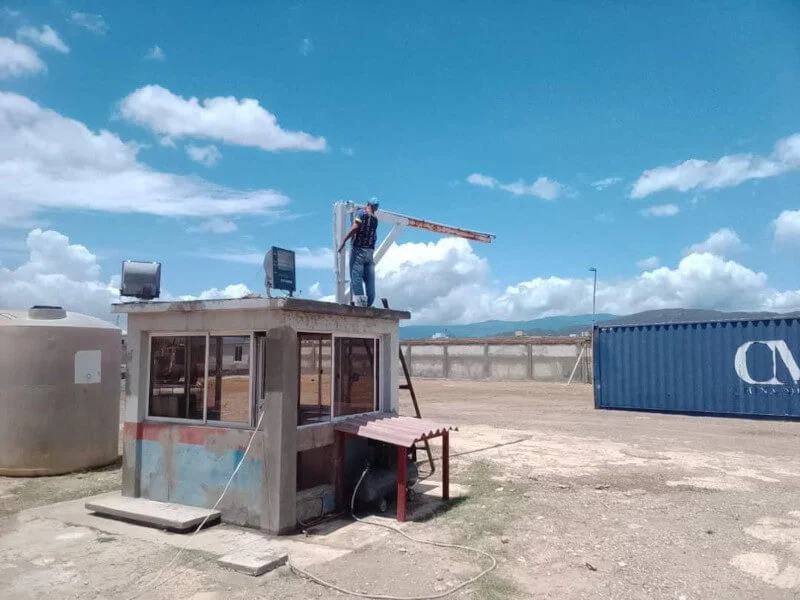 Garita de acceso y tanque de agua en la planta de concreto premezclado de Coro