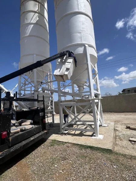Revisión de los silos de cemento con canasto elevado en la planta de Coro