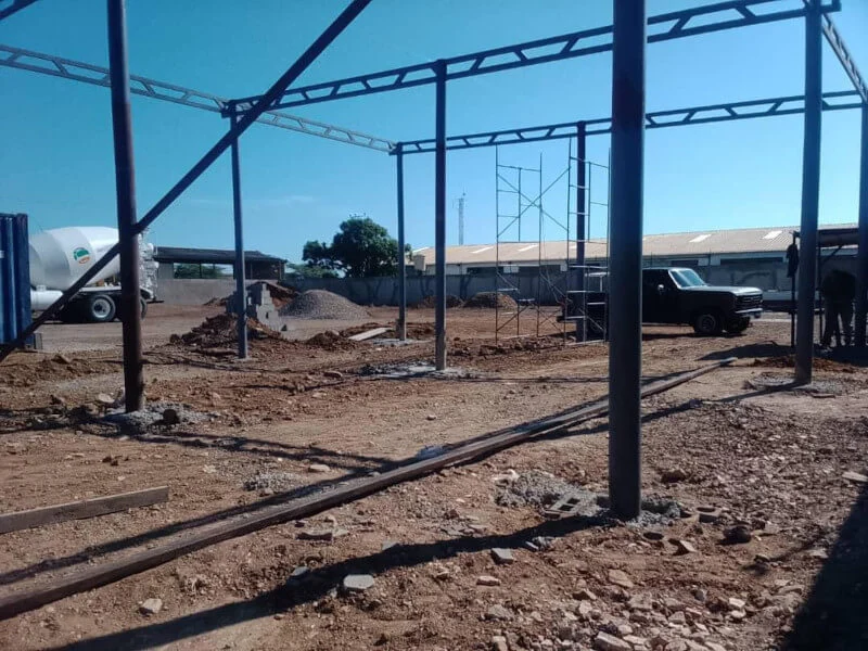 Estructura metálica en construcción de la nave de la planta de concreto premezclado
