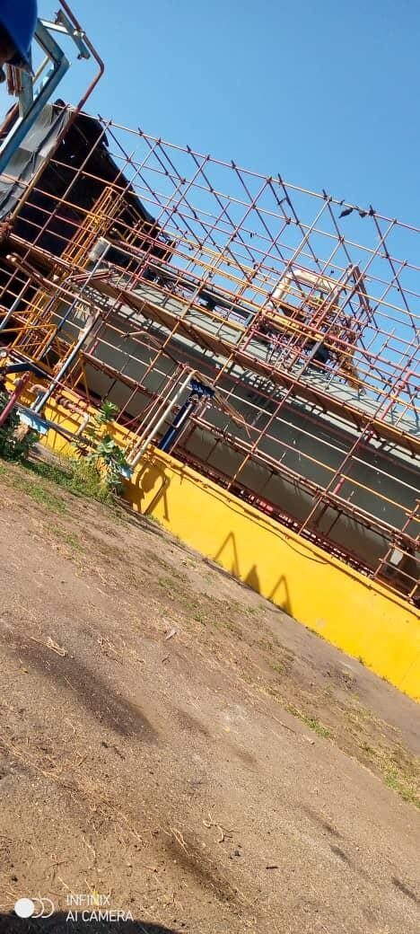 Estructura radial del techo tipo domo ensamblada dentro del tanque