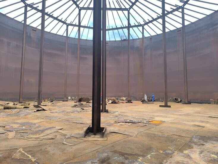 Cúpula del tanque terminada vista desde el interior, con la estructura radial completa