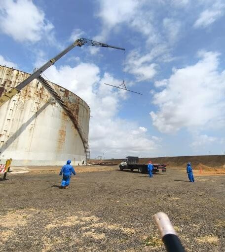 Maniobra de izaje con grúa telescópica en el patio de tanques