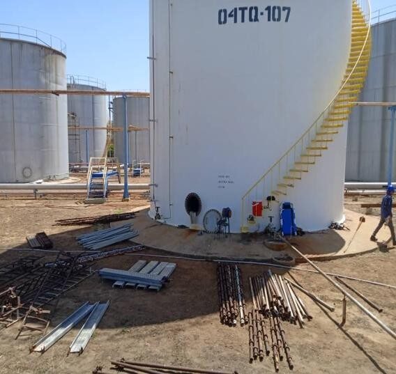 Cuadrilla de Consfigca con equipo de protección personal en la limpieza interna del tanque TK-1004